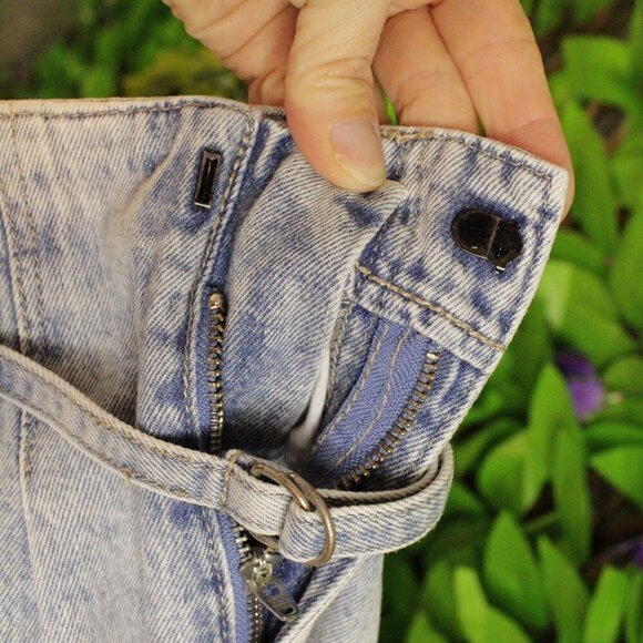 BlankNYC Pay Back Pleated High Rise Denim Shorts with Belt Blue Size 28 NWT - Picture 10 of 11